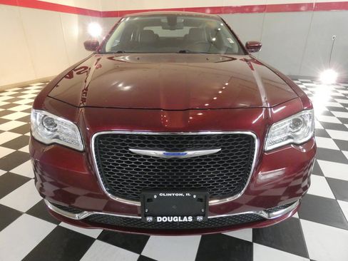 Used 2017 Chrysler 300 Limited image 2