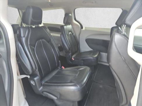 Used 2023 Chrysler Pacifica Touring-L FWD image 20