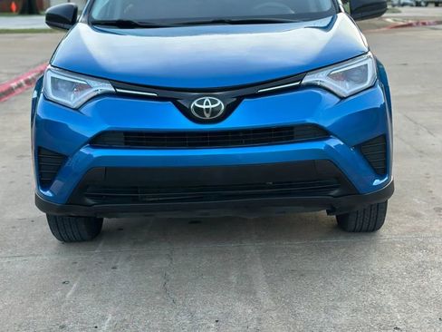 Used 2018 Toyota RAV4 LE FWD image 2