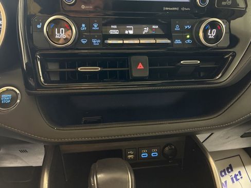 Used 2022 Toyota Highlander XSE AWD/4WD image 21