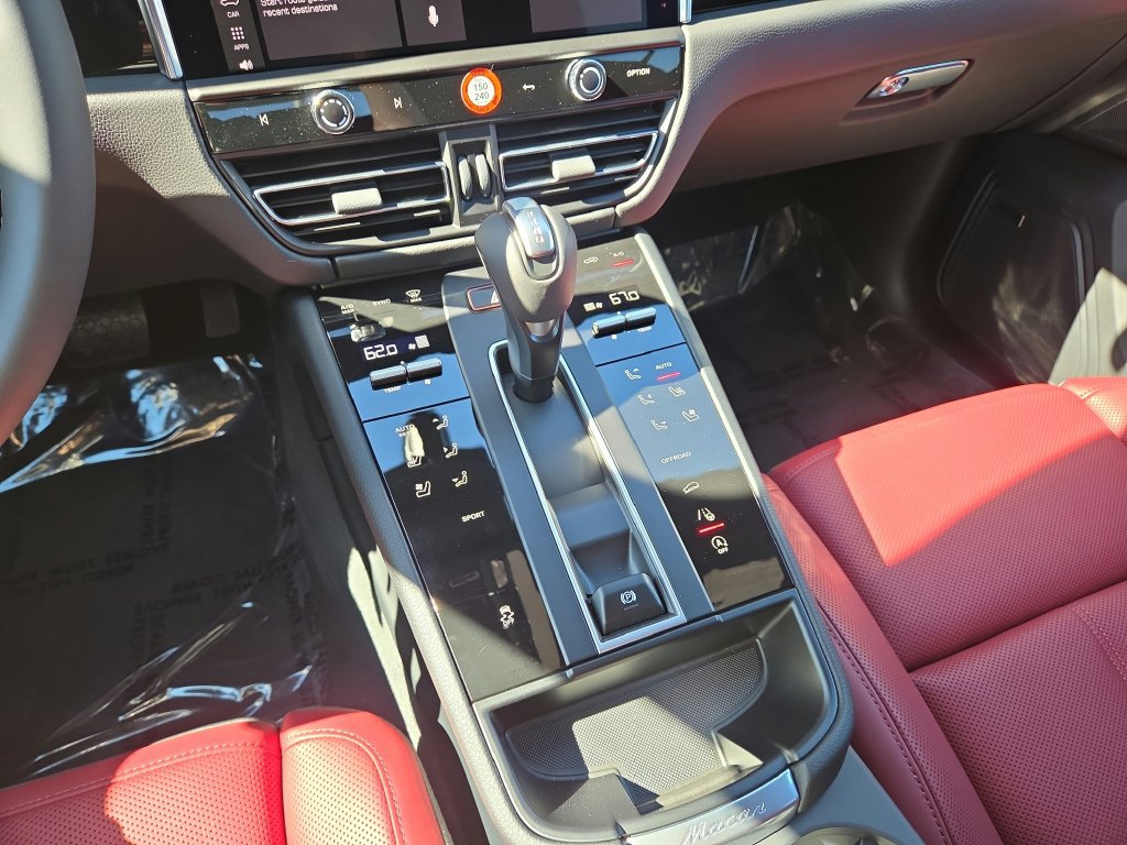 Certified 2026 Porsche Macan AWD/4WD image 14