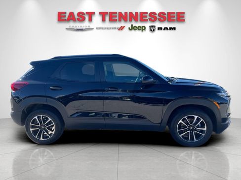 Used 2025 Chevrolet TrailBlazer LT image 2