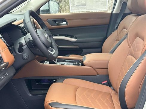New 2025 Nissan Pathfinder Platinum image 12