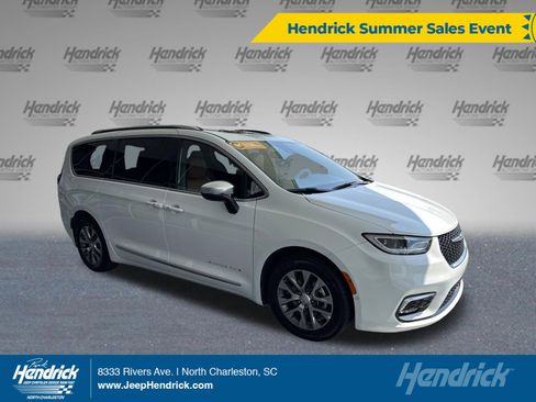 Used 2026 Chrysler Pacifica Pinnacle FWD image 1