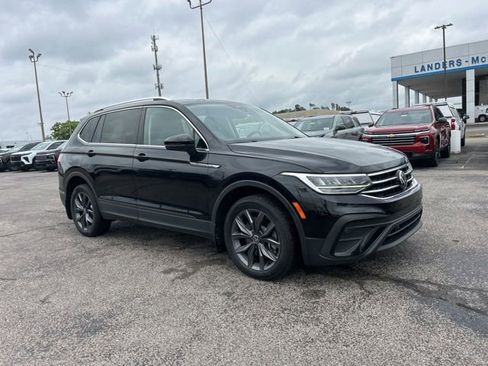 Used 2022 Volkswagen Tiguan SE FWD image 1