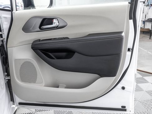 Used 2024 Chrysler Pacifica Limited FWD image 44