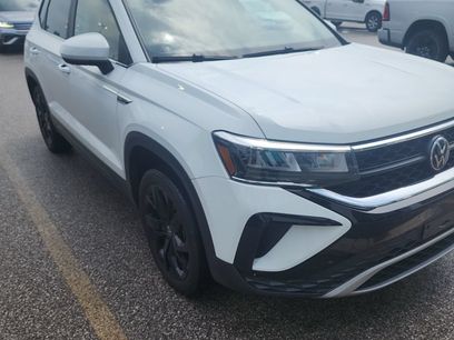 Used 2023 Volkswagen Taos SE w/ Panoramic Sunroof Package