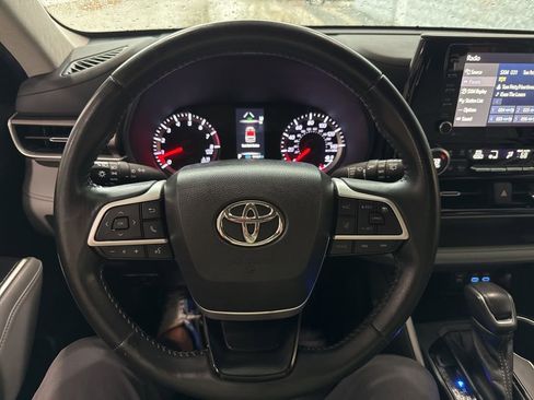 Used 2022 Toyota Highlander LE image 22