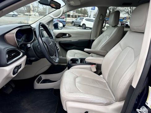 Used 2017 Chrysler Pacifica Touring-L image 12