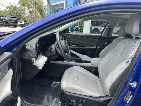 Used 2025 Hyundai Elantra Limited FWD image 30