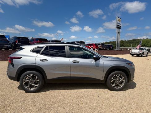 New 2026 Chevrolet Trax LT w/ Driver Confidence Package FWD image 2