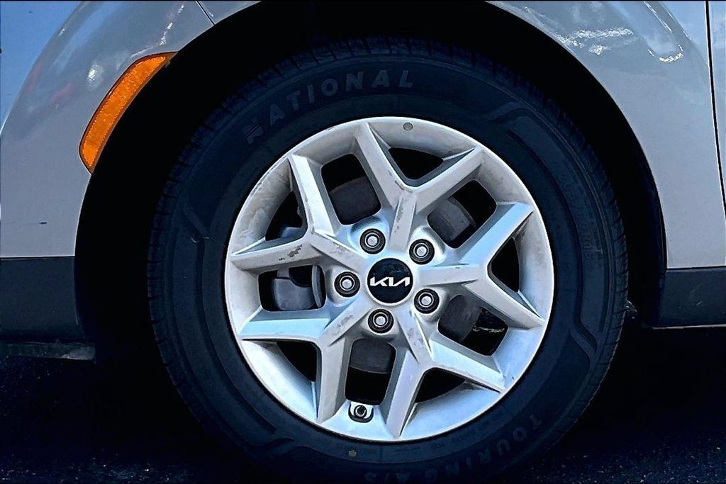 Used 2025 Kia Soul LX w/ LX Technology Package FWD image 32