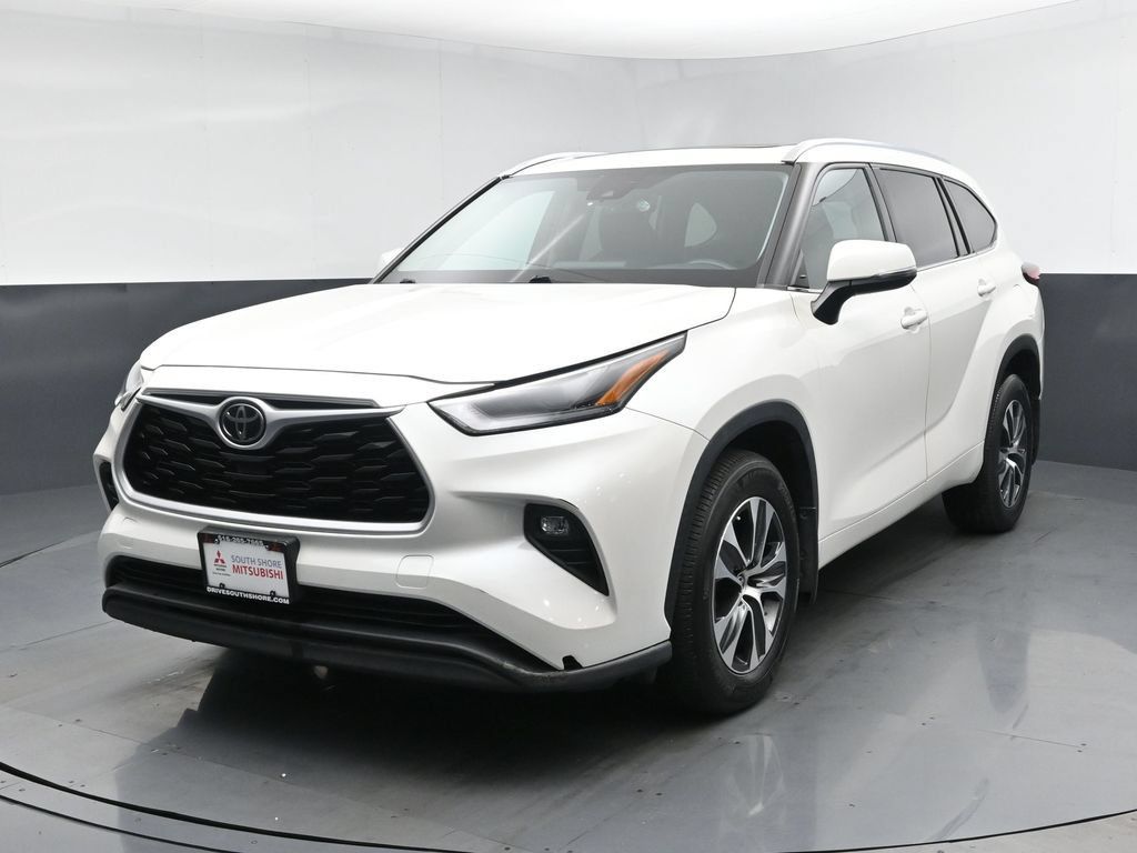 Used 2021 Toyota Highlander XLE AWD/4WD image 1