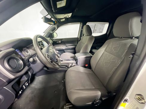 Used 2017 Toyota Tacoma TRD Sport image 13