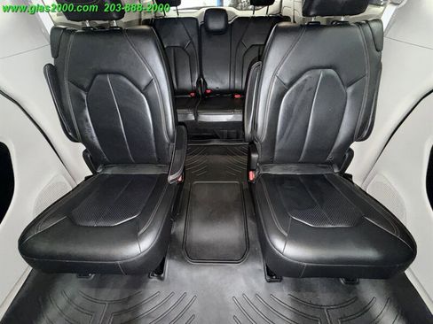 Used 2019 Chrysler Pacifica Touring-L image 9