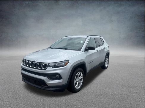 Used 2024 Jeep Compass Latitude AWD/4WD image 3