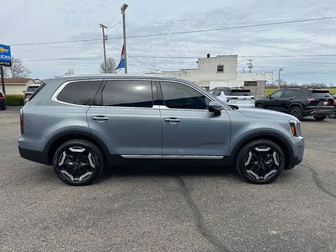 Used 2025 Kia Telluride EX w/ EX Captain's Chair Package image 4