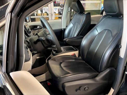 Used 2023 Chrysler Pacifica Touring-L FWD image 3