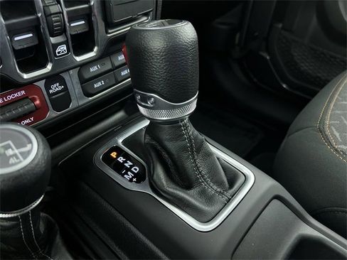 Used 2024 Jeep Gladiator Mojave w/ Technology Group image 16