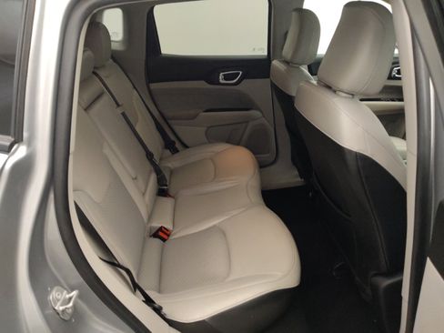 Used 2022 Jeep Compass Latitude FWD image 19