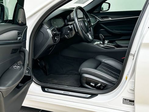 Certified 2022 BMW 530i w/ Premium Package image 10