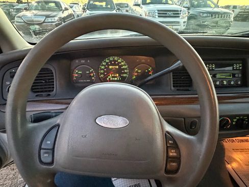 Used 2001 Ford Crown Victoria RWD image 10