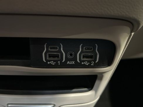 Used 2024 Chrysler Pacifica Touring-L image 32