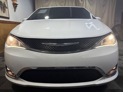 Used 2017 Chrysler Pacifica Touring-L Plus w/ Tire & Wheel Group FWD image 3