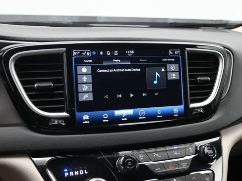 Used 2024 Chrysler Pacifica Touring-L FWD image 14