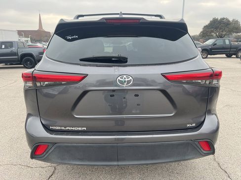 Used 2023 Toyota Highlander XLE image 5