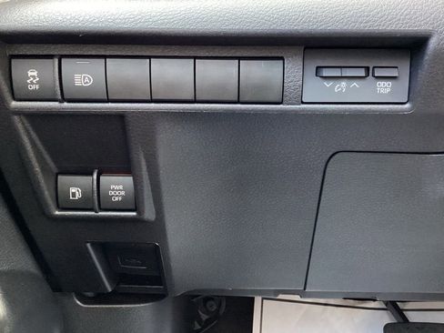 Used 2025 Toyota Sienna LE FWD image 24