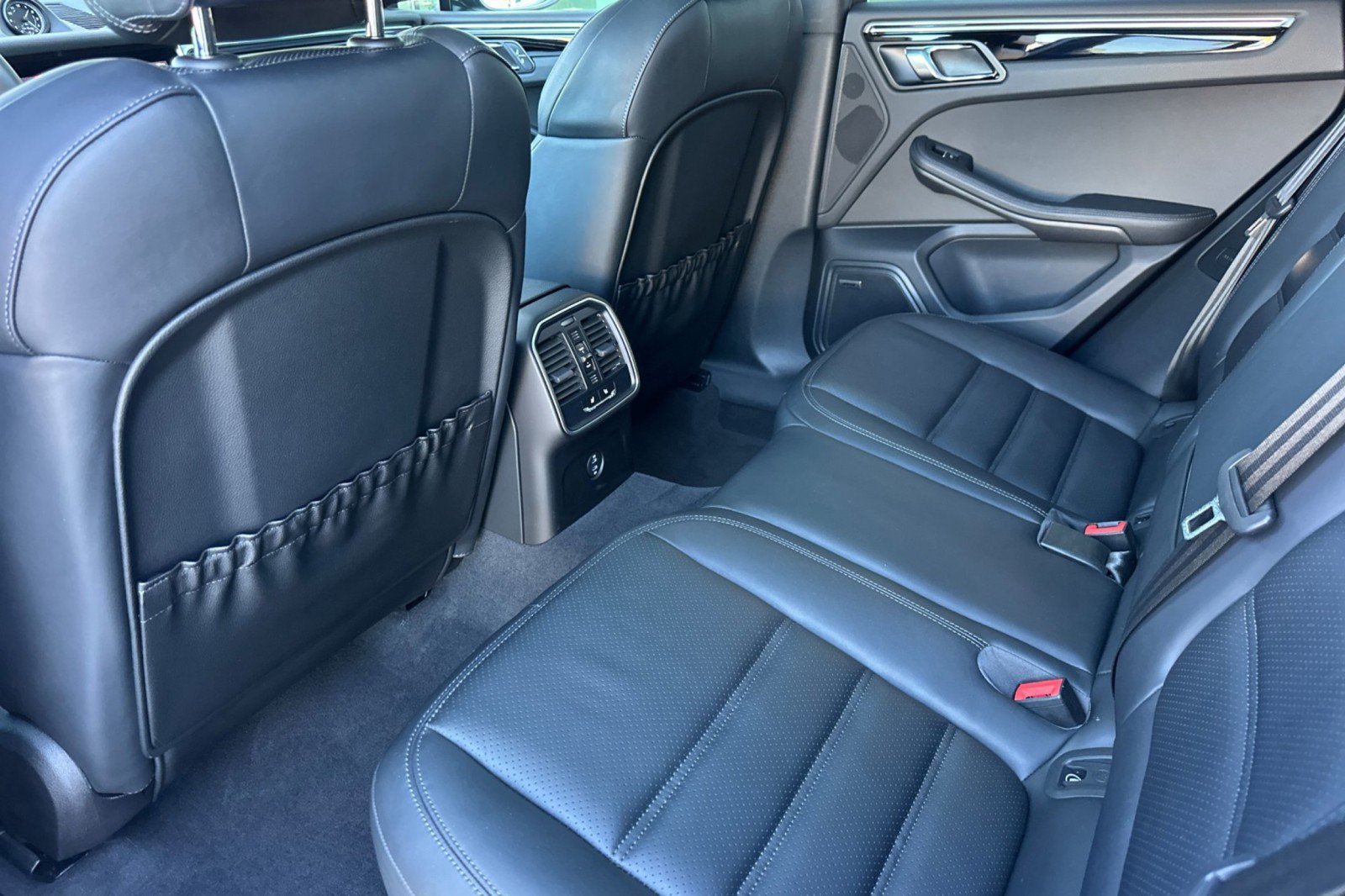 Certified 2025 Porsche Macan AWD/4WD image 13