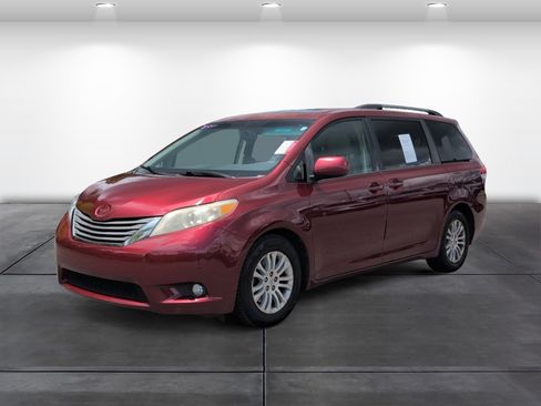 Used 2011 Toyota Sienna XLE w/ Entertainment Pkg FWD image 4
