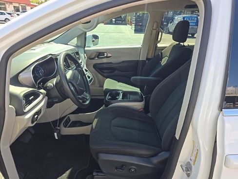 Used 2020 Chrysler Pacifica Touring w/ Tire & Wheel Group FWD image 8