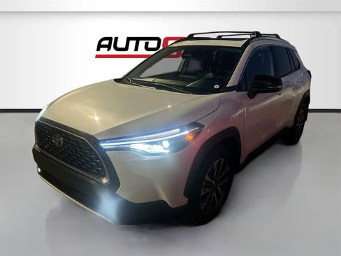 Used 2025 Toyota Corolla Cross XLE image 3