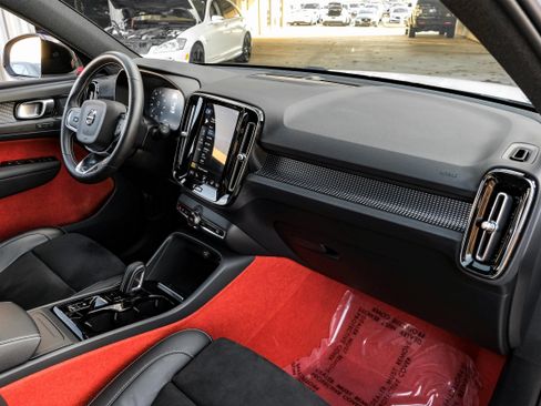 Used 2021 Volvo XC40 T4 R-Design image 12