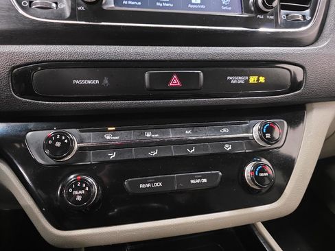 Used 2019 Kia Sedona EX image 41