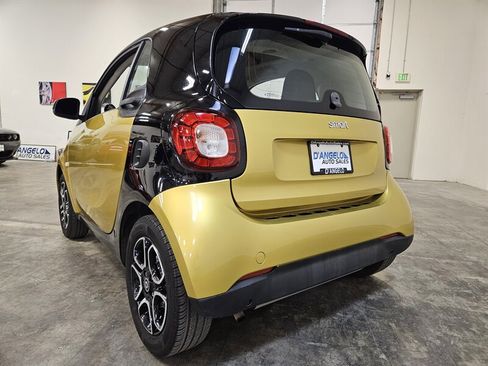Used 2017 smart fortwo Prime RWD image 6