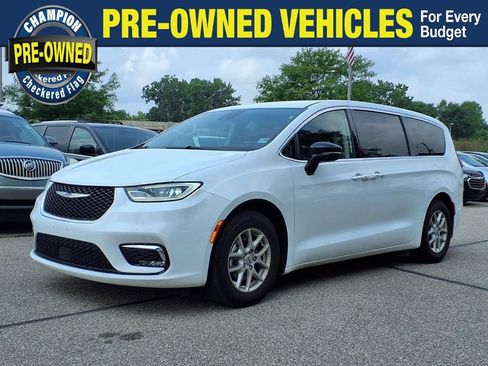 Used 2024 Chrysler Pacifica Touring-L FWD image 1
