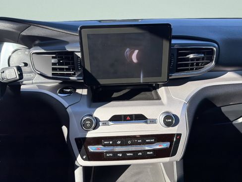 Used 2023 Ford Explorer XLT image 19