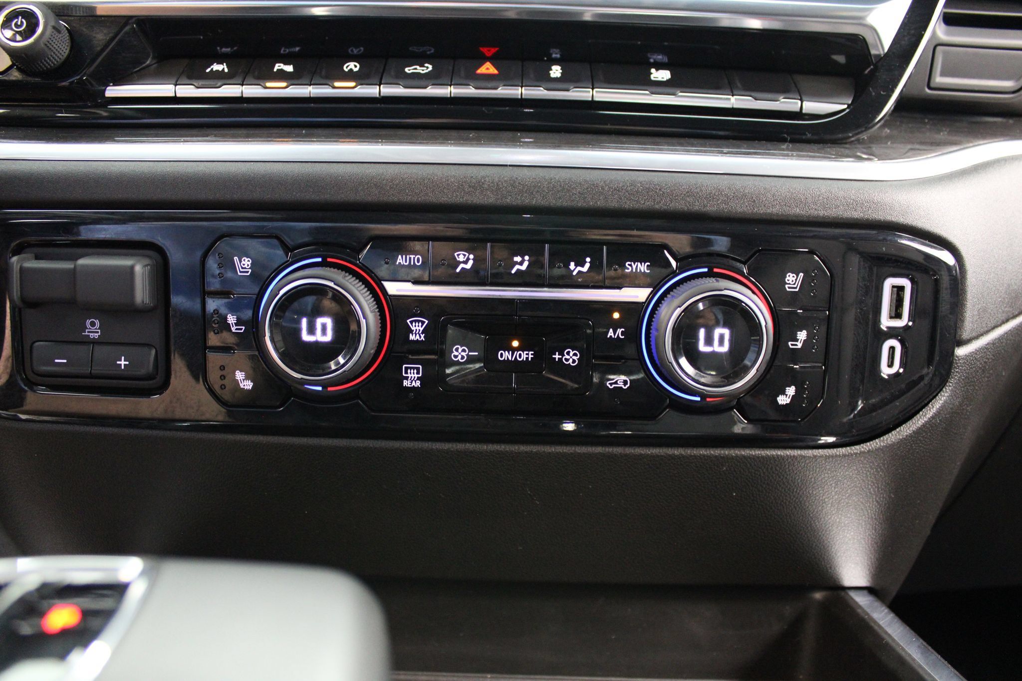 Used 2025 Chevrolet Silverado 1500 LTZ AWD/4WD image 42