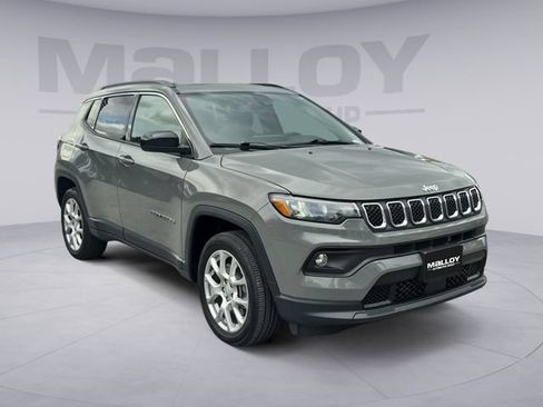 Used 2024 Jeep Compass Latitude w/ Sun and Sound Group AWD/4WD image 7