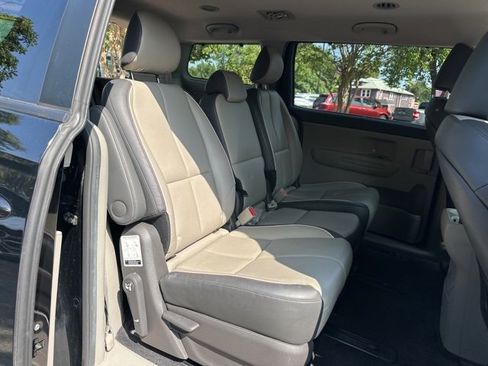 Used 2017 Kia Sedona LX w/ LX Essentials Premium Package image 12