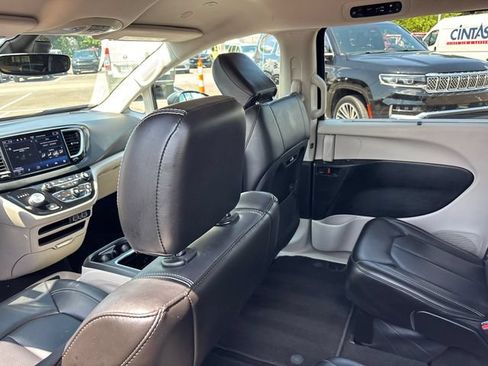 Used 2023 Chrysler Pacifica Touring-L FWD image 10