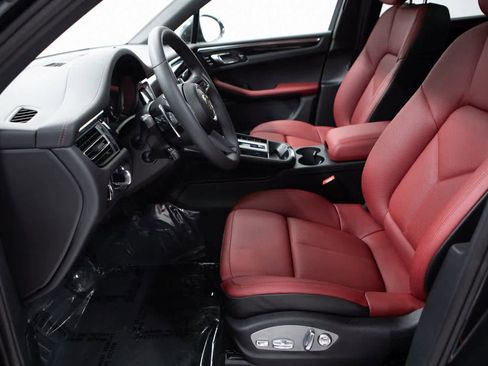 Certified 2025 Porsche Macan image 17