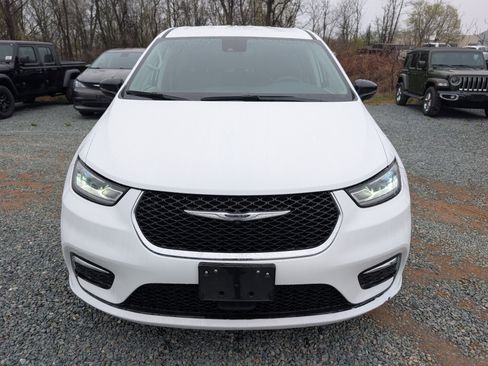 Used 2024 Chrysler Pacifica Select image 8