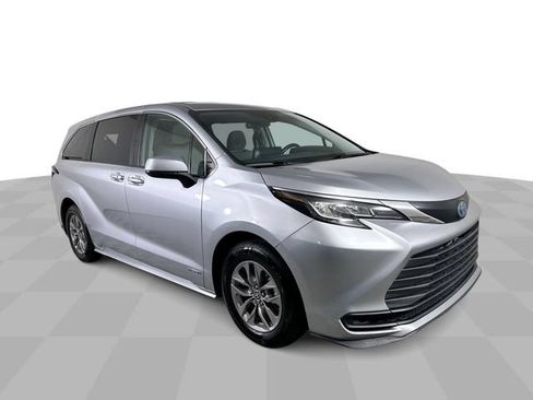 Used 2021 Toyota Sienna LE FWD image 2