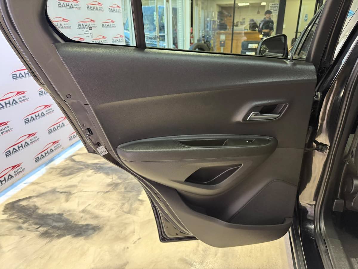 Used 2020 Chevrolet Trax LT AWD/4WD image 35