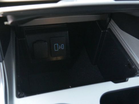 Used 2023 Ford Explorer XLT w/ Equipment Group 202A AWD/4WD image 29