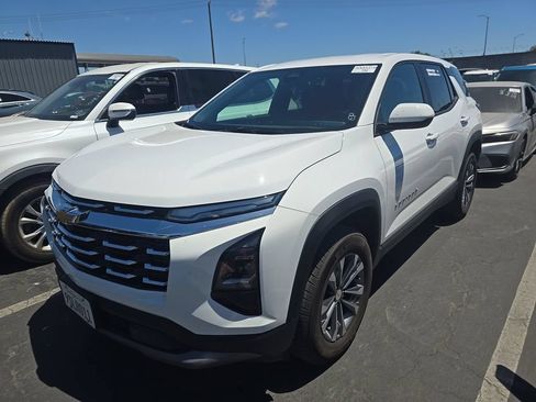 Used 2025 Chevrolet Equinox LT AWD/4WD image 2